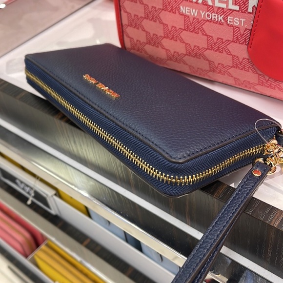 Michael Kors Jet Set Travel Large Travel CONTINENTAL 
Navy - Picture 6 of 16